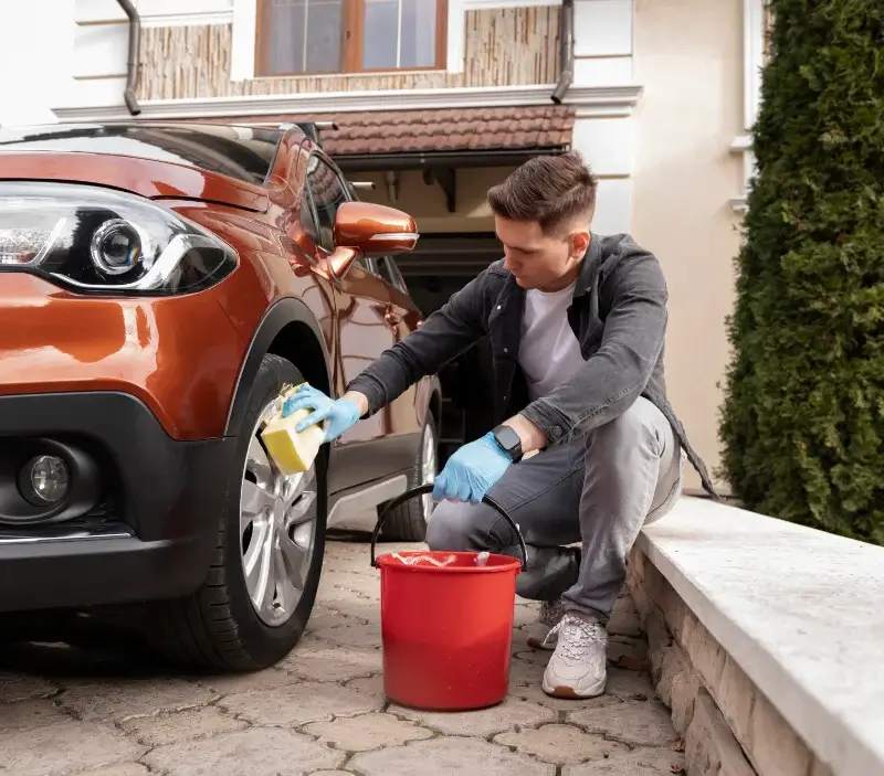 Lavage auto à domicile Montfort-sur-Risle : professionnel intervenant sur un véhicule